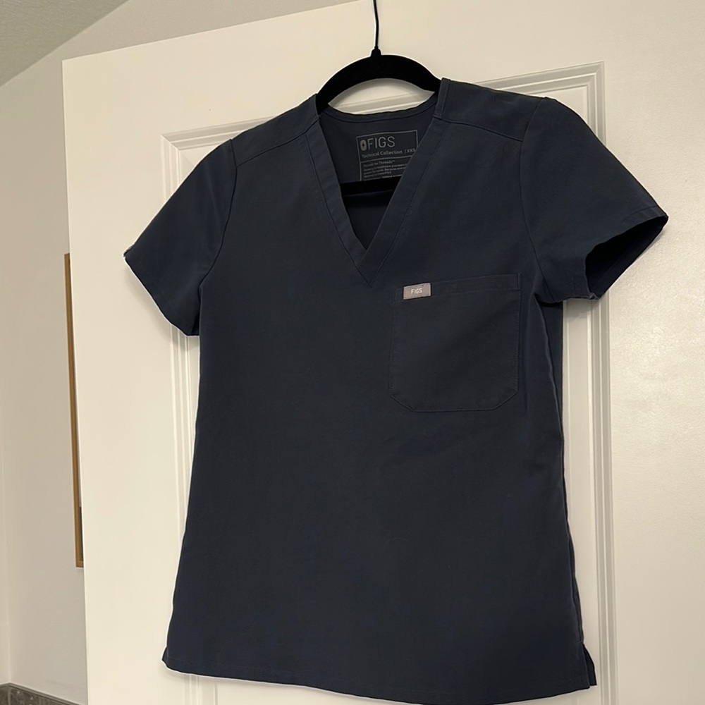 Figs charcoal Scrub Top